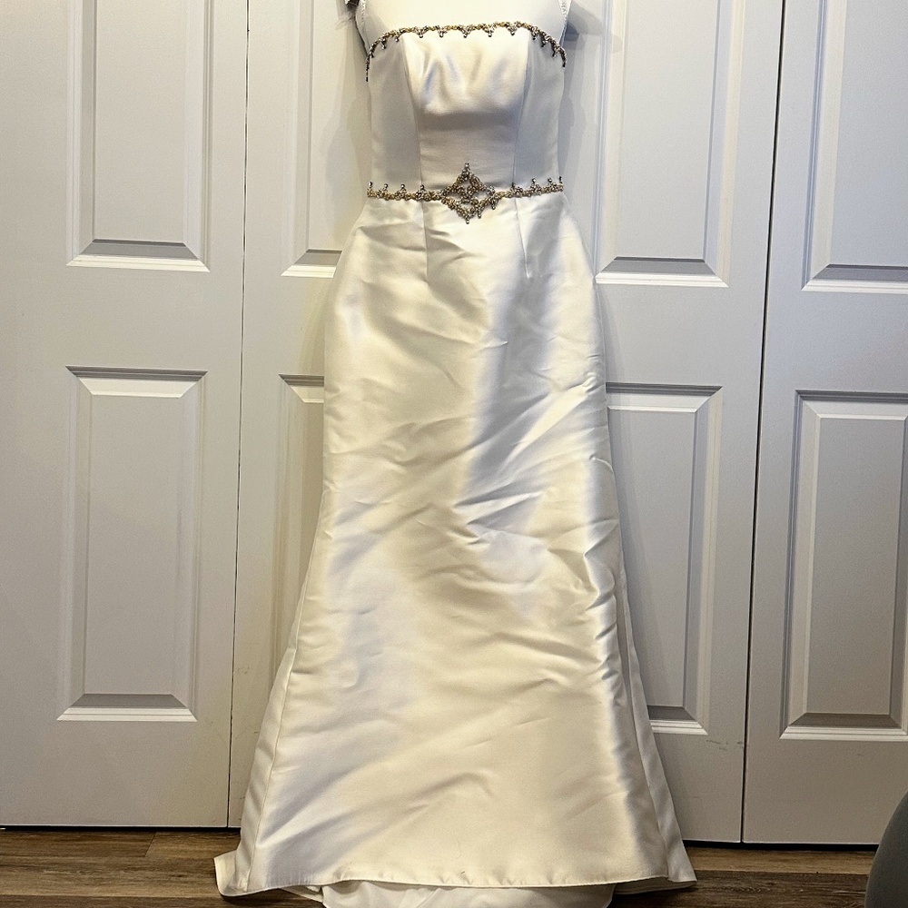EUC- Mary’s wedding/ formal dress - Picture 3 of 10